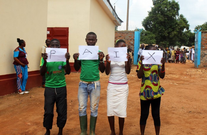 youth-peace-sign-central-african-republic-700x458