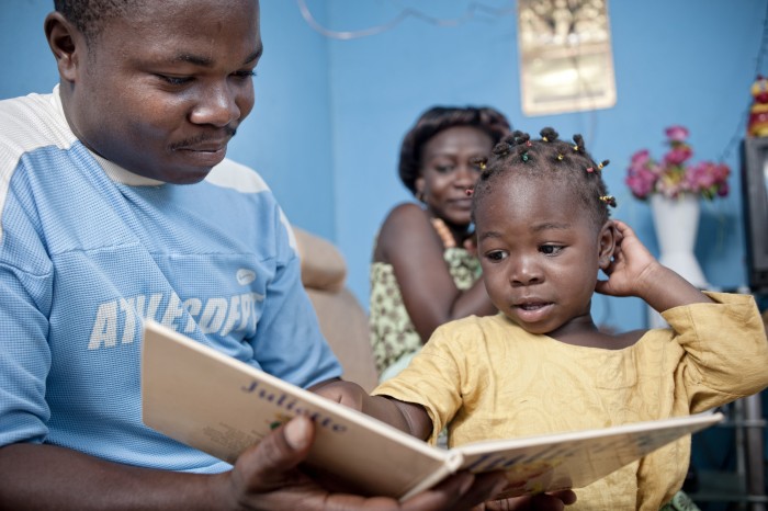 Father-teaching-daughter-to-read-700x466