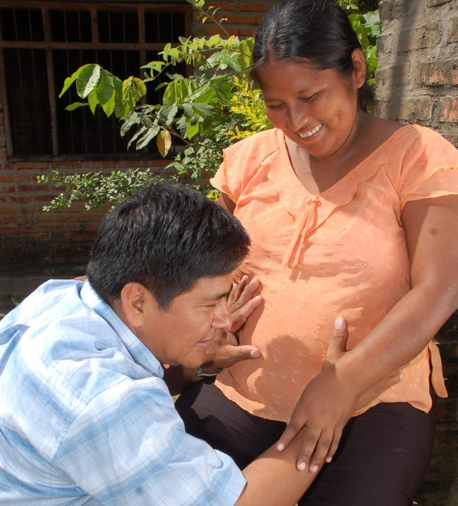 father-with-pregnant-wife-in-Bolivia-5-e1560971823857-927x1024