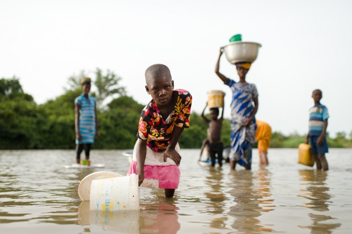 Girls-collecting-water-700x466