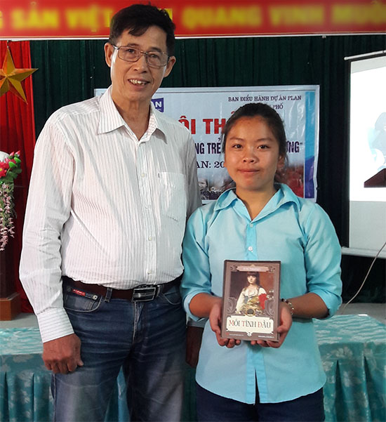 Lu-thi-Sen-accept-award-with-teacher.jpg